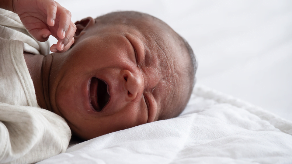 Bebê com otite infantil.